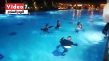 فيديو مدرب منتخب مصر يقفز بملابسه في حمام السباحة!