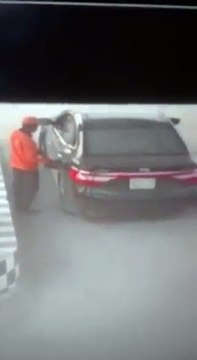 فيديو سيارة تخطف عامل محطة وقود بالقوة