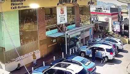 فيديو لحظات فصلت بينه وبين الموت بسيارة مجنونة