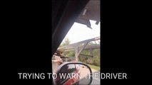 فيديو سائق شاحنة غبي يدمر جسر لوحات إرشادية