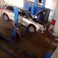 فيديو سقوط سيارة على عاملي كراج من رافعة فحص السيارات