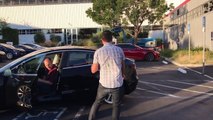 فيديو تيسلا تنشر فيديو لأول نسخة إنتاجية من سيارتها موديل 3