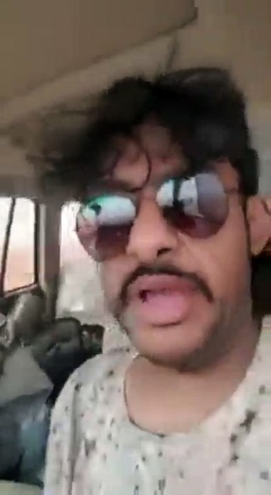 فيديو سعودي يدخن الشيشة أثناء قيادة السيارة!