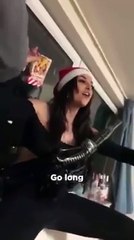 فيديو فتاة تمازح صديقتها فتتسبب لها بانتفاخ في رأسها