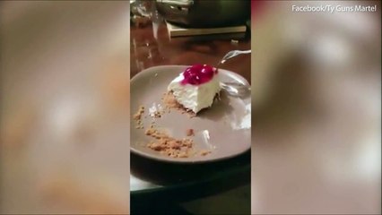 رد فعل مضحك لطفلة رضيعة عند رؤية حلوى "التشيز كيك"