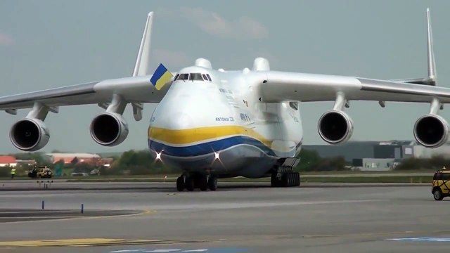 مقطع يحبس الأنفاس لهبوط وإقلاع أثقل طائرة في العالم