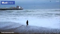 شاهد بالفيديو.. امراة تخاطر بحياتها من أجل إنقاذ كلبها من الغرق