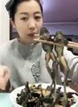 فيديو فتاة تستمتع بأكل طبق من الضفادع