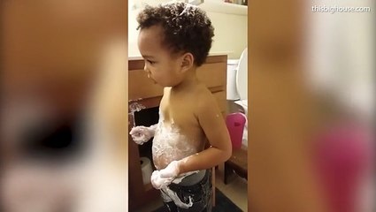 طفل يحاول التهرب من عقاب والدته بشكل طريف بعد أن تسبب في هذه الفوضى!