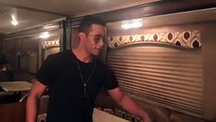 محمد رمضان يتسلم جائزة من يوتيوب