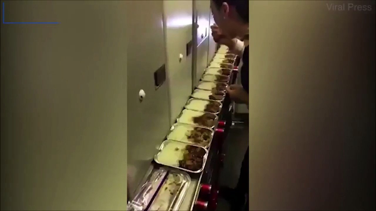 شاهد.. مضيفة طيران تقع في مأزق بسبب هذا التصرف...