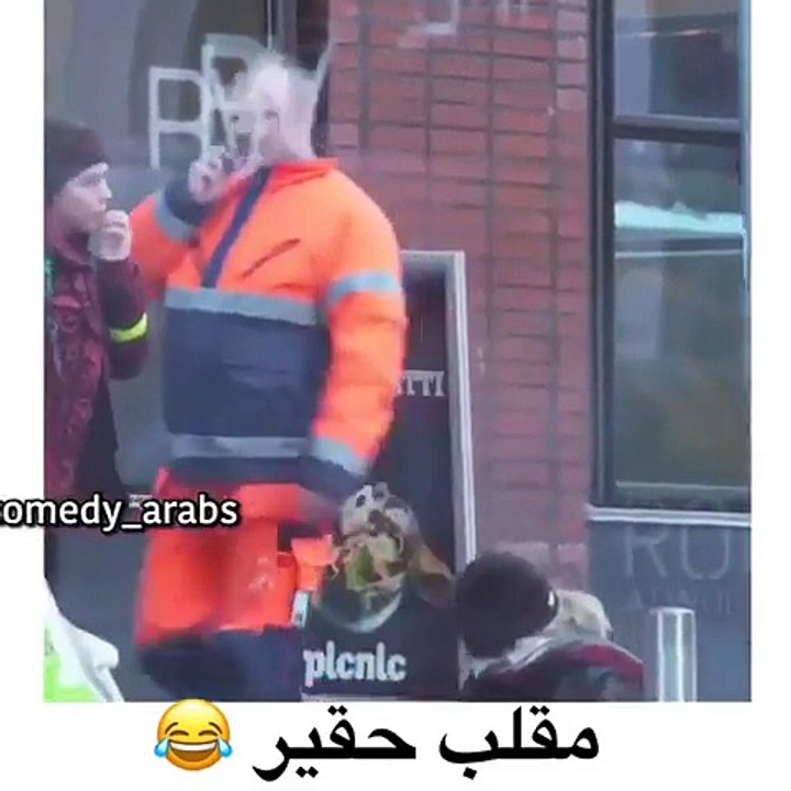مقلب هذا الشخص كاد أن يوقف قلوب المارة في الشوارع