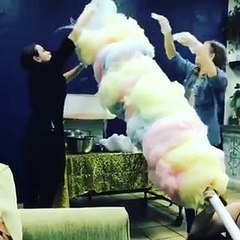 بالفيديو 3 فتيات يتساعدن لصنع أكبر حلوى قطنية عملاقة في العالم