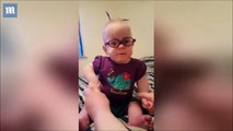 رد فعل طفلة عند رؤية والديها بوضوح للمرة الأولى بعد ارتداء نظارة