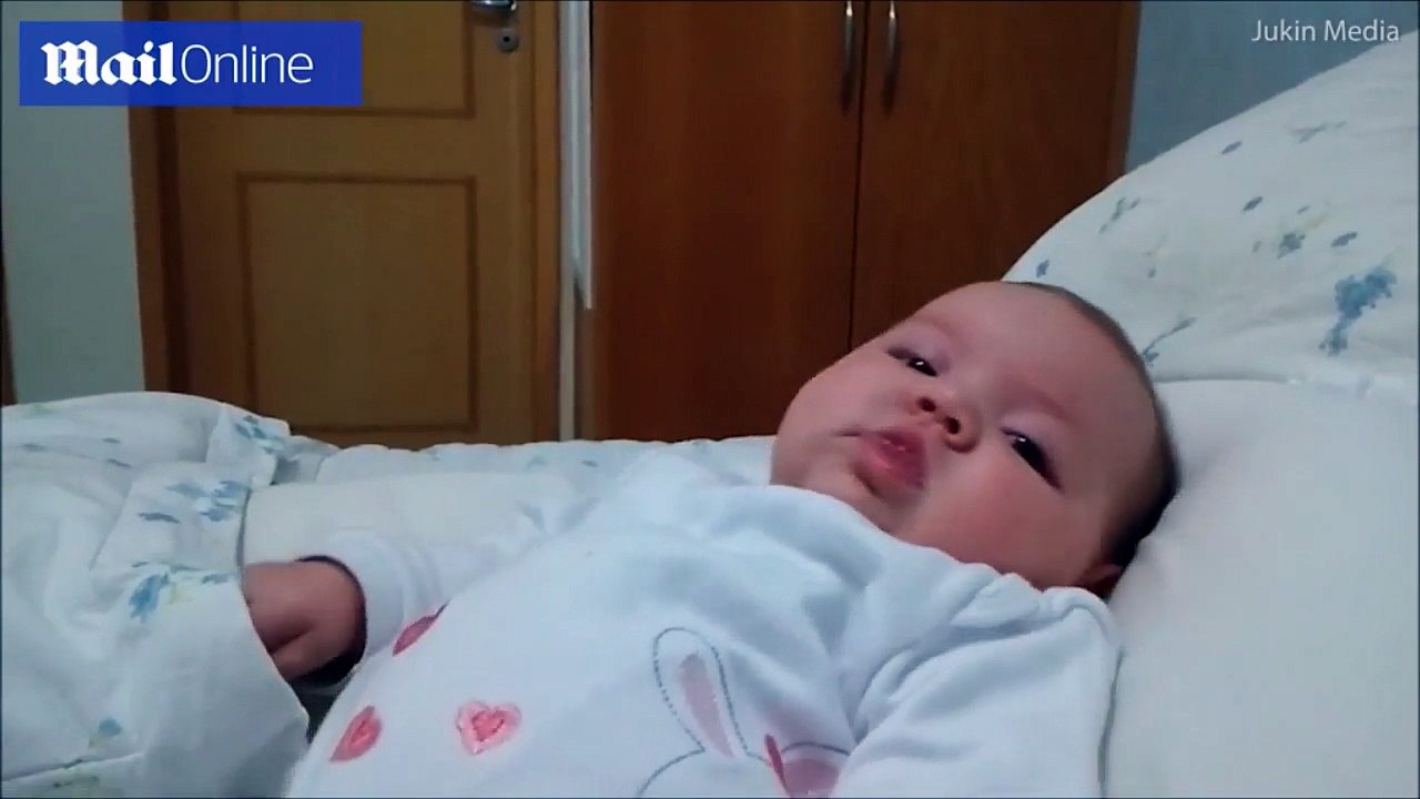 شاهد ما قام به كلب أليف كي يتمكن من إلقاء نظرة على طفلة رضيعة!