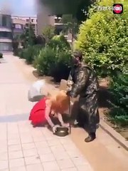 مقلب فكرته مجنونة فعله هذا الشخص في المارة