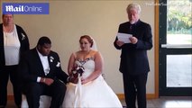 شاهد.. رد فعل عروس عند سماع رسالة من والدها الراحل في حفل زفافها