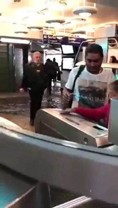 شاهد: مترو باريس يتحول إلى بحيرة من المياه بسبب الأمطار الغزيرة