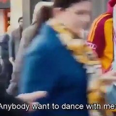 سيدة عجوز تبهر الجميع برقصها بمرونة مذهلة