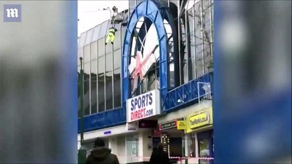 شاهد بالفيديو.. عامل تنظيف نوافذ معلق في الهواء بعد سقوطه من رافعة