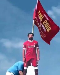 فيديو: مشجع لليفربول يضع تمثالاً لمحمد صلاح أعلى منزله