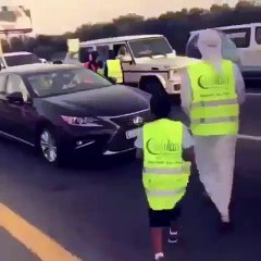 فيديو: الشيخ محمد بن راشد يُفاجيء متطوعي الإفطار في شوارع دبي