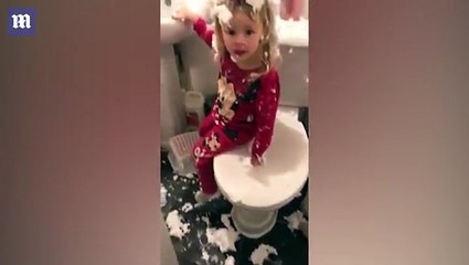 عفوية طفلتين تصيب والدتهما بحالة صدمة.. شاهدوا ما حدث!