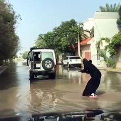 شاب في السعودية يتزلج على مياه سيول جدة