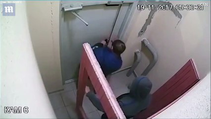 فيديو.. شاب يقضي 3 ساعات في محاولة فتح باب بسبب هذا الخطأ البسيط