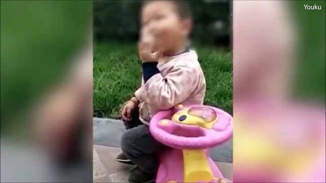 شاهد بالفيديو.. طفل يدخن سيجارة ورد فعل المحيطين به صادم