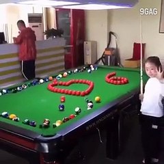 فيديو طفلة محترفة في لعب البلياردو ستجعلك تعيد المقطع أكثر من مرة