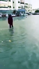 فيديو لسعوديين يواجهون سيول جدة بحسهم المرح