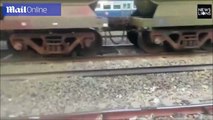 هندي ينجو بأعجوبة بعد مرور قطار بضائع فوقه.. لحظات مرعبة