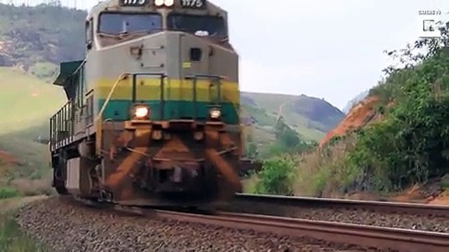 شاهد مغامر يسير على حبل معلق على ارتفاع 82 قدماً فوق خط للسكك الحديدية