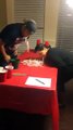 فيديو مسابقة بين شخصين لتعبئة سكاكر الكريسماس في علب معدنية