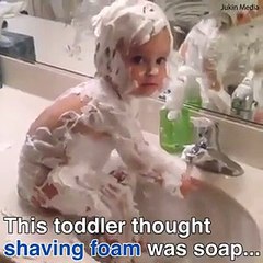 فيديو طفل يستحم بمعجون الحلاقة على أساس أنه صابون