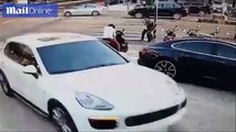 فيديو: رجل غاضب يقتحم بسيارته البورش وكالة لبيع السيارات ?