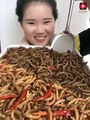 فيديو آسيوية تأكل جميع أنواع الحشرات بطريقة مستفزة غير معقولة