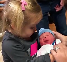 رد فعل كوميدي لطفلة تحمل رضيع بكى بين يديها