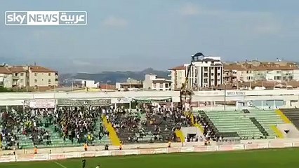 فيديو: مشجع يستأجر رافعة عملاقة لمشاهدة مباراة فريقه المفضل ?