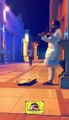 شاب يعزف الكمان في أحد شوارع السعودية.. وهذا كان رد فعل المارة؟