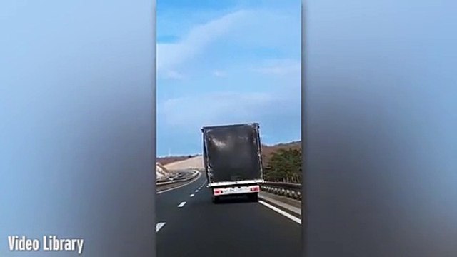 فيديو: سائق شاحنة مغامر يصارع الرياح القوية أثناء مروره على طريق سريع