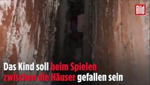 فيديو: عملية إنقاذ صعبة لطفل سقط في فراغ ضيق جدًا بين مبنيين