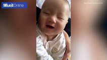 طفل رضيع يدخل في نوبة ضحك خلال نومه بين ذراعي والده.. فيديو