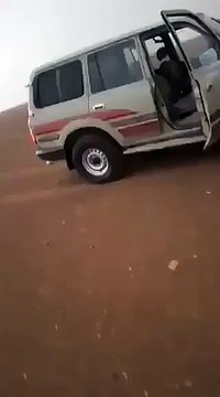 شاهد بالفيديو.. مواطن سعودي ينجو من صاعقة رعدية بأعجوبة