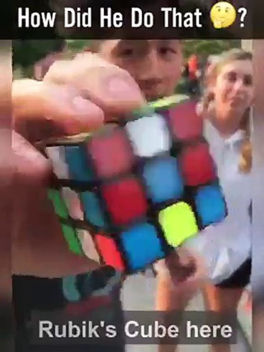 شاب يبهر المارة بعروض سحرية تجعلهم في حالة ذهول