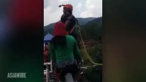 شاهد: رجل يقفز بطفلته الصغيرة من فوق جسر عال.. ورد فعلها غير متوقع