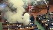 فيديو: معركة بقنابل الغاز بداخل برلمان دولة أوروبية.. وهذا هو سببها