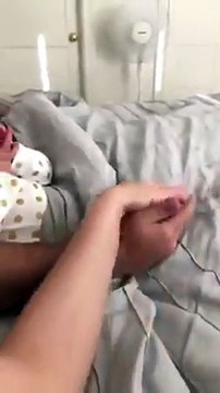 فيديو طفلة تغار من والدتها على والدها.. شاهدوا ماذا فعلت