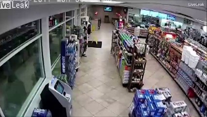 سيدة تهرب من صندوق سيارة احتجزها به خاطفها في اللحظة المناسبة.. فيديو